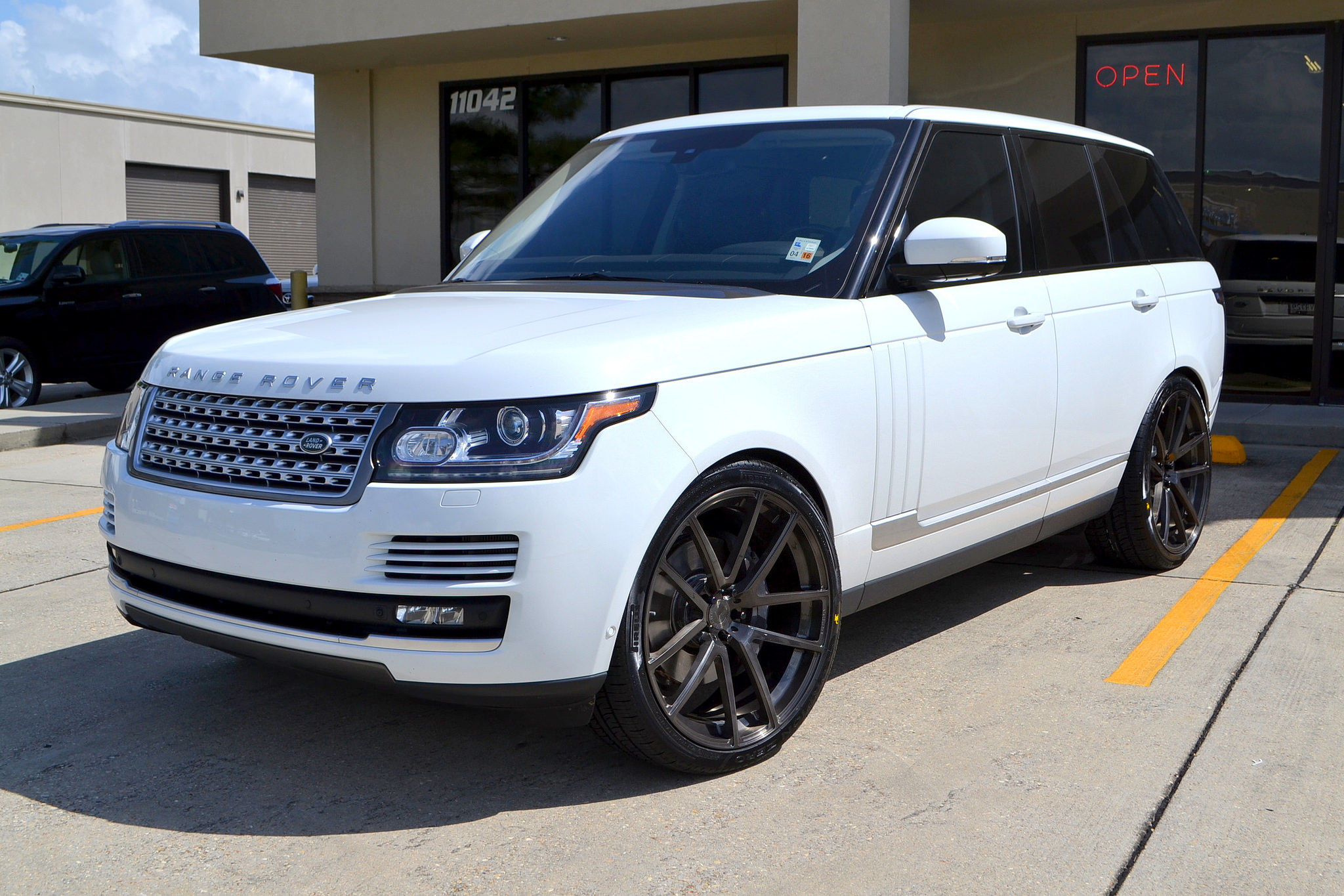 Full Size Range Rover on 24" Velos Solo V Forged Wheels